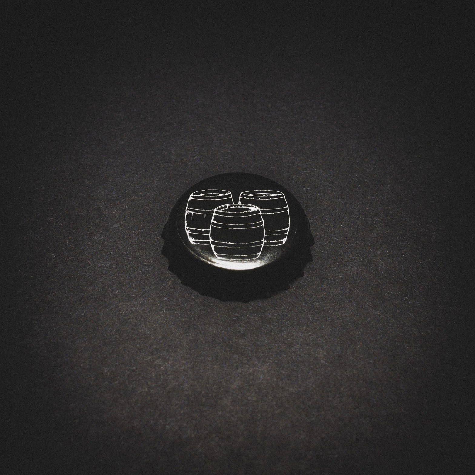 Bottle cap from Brasserie Albion, set against a high-contrast black backdrop.